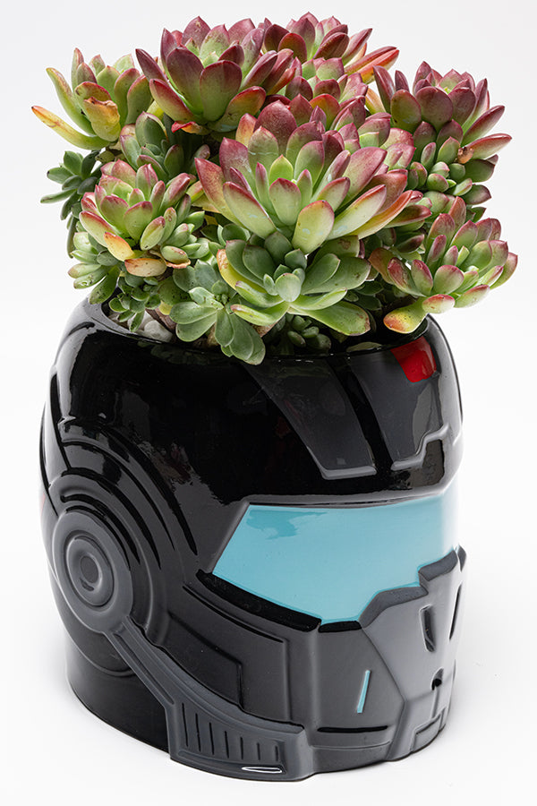 Fioriera con elmo N7 in ceramica di Mass Effect